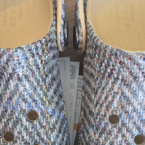 CROCS Chevron Pattern Tweed Pattern - Picture 6 of 8